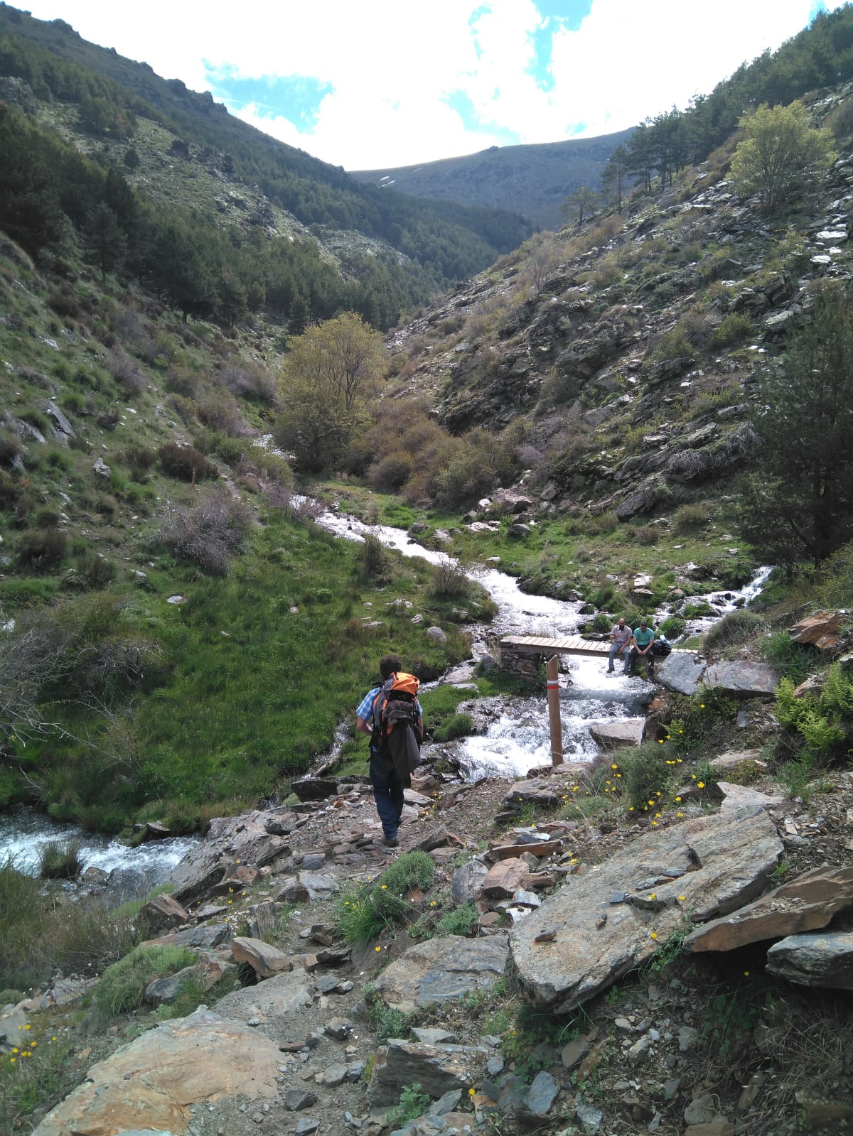 Iniciamos nuestra ruta en el mismo punto que la Vereda de la Estrella, en Güejar Sierra, donde dejaremos los vehículos y seguiremos las indicaciones hacia el barranco de San Juan,