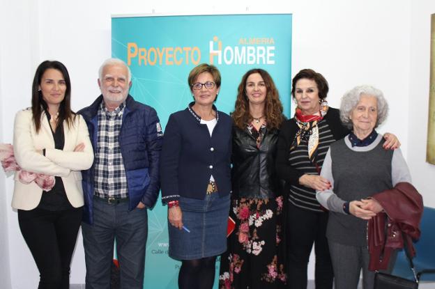 Valverde, entre Ana Mazón, Kike Gonzálvez y miembros de Proyecto Hombre.