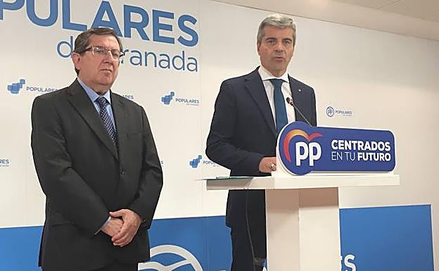 Luis González y César Díaz, en la sede del PP.