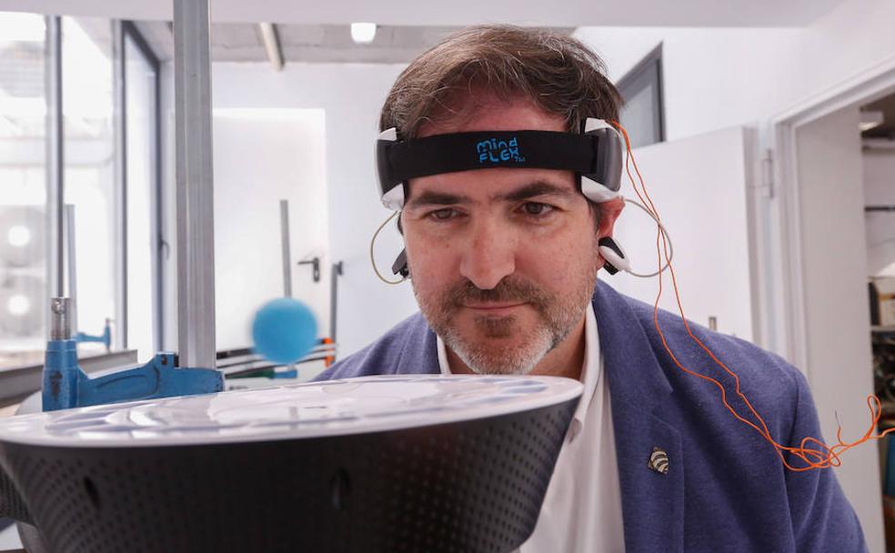 Samuel Romero se concentra para elevar una bola de plástico utilizando sus ondas cerebrales.