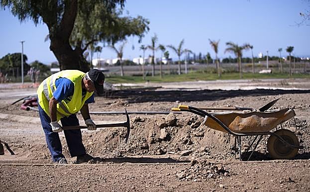 Un trabajador en las obras de ampliación del Parque de los Pueblos de América de Motril.