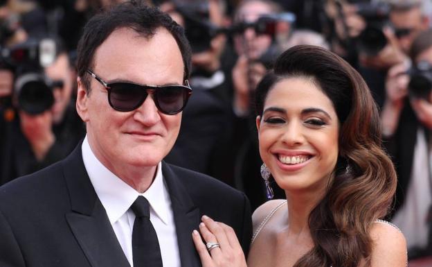 Imagen principal - Tarantino y su mujer, Daniella Pick, en el Festival de Cannes; junto a Roger Avary con el Oscar al mejor guion original por 'Pulp Fiction' en 1995 y en una foto de juventud.