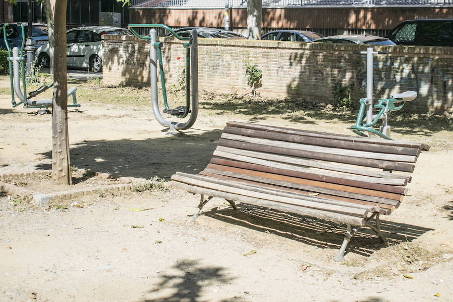 Los vecinos del parque se quejan de la dejadez y la falta de limpieza del jardín. Además, piden más presencia policial en la zona.