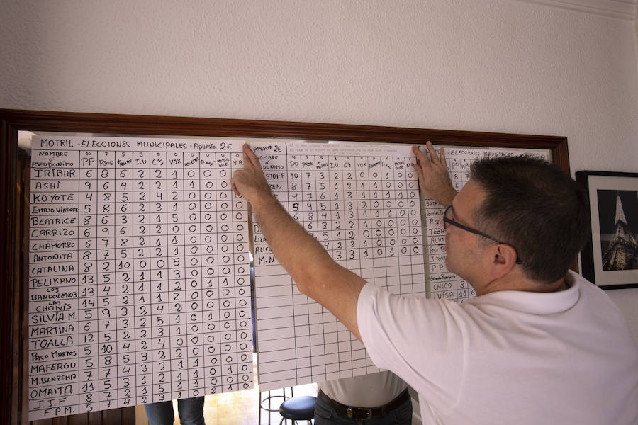 La suerte está echada en la porra del bar Aladino, que está situado en la plaza del Ayuntamiento de Motril y donde incluso algún candidato se ha animado a realizar sus apuestas. 