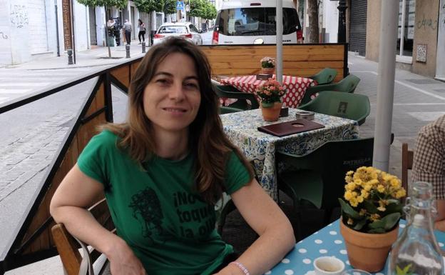 Marta Gutiérrez, candidata de 'Vamos, Granada', en un restaurante del Realejo.