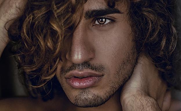 El modelo marroquí posa en una sesión de fotografías.