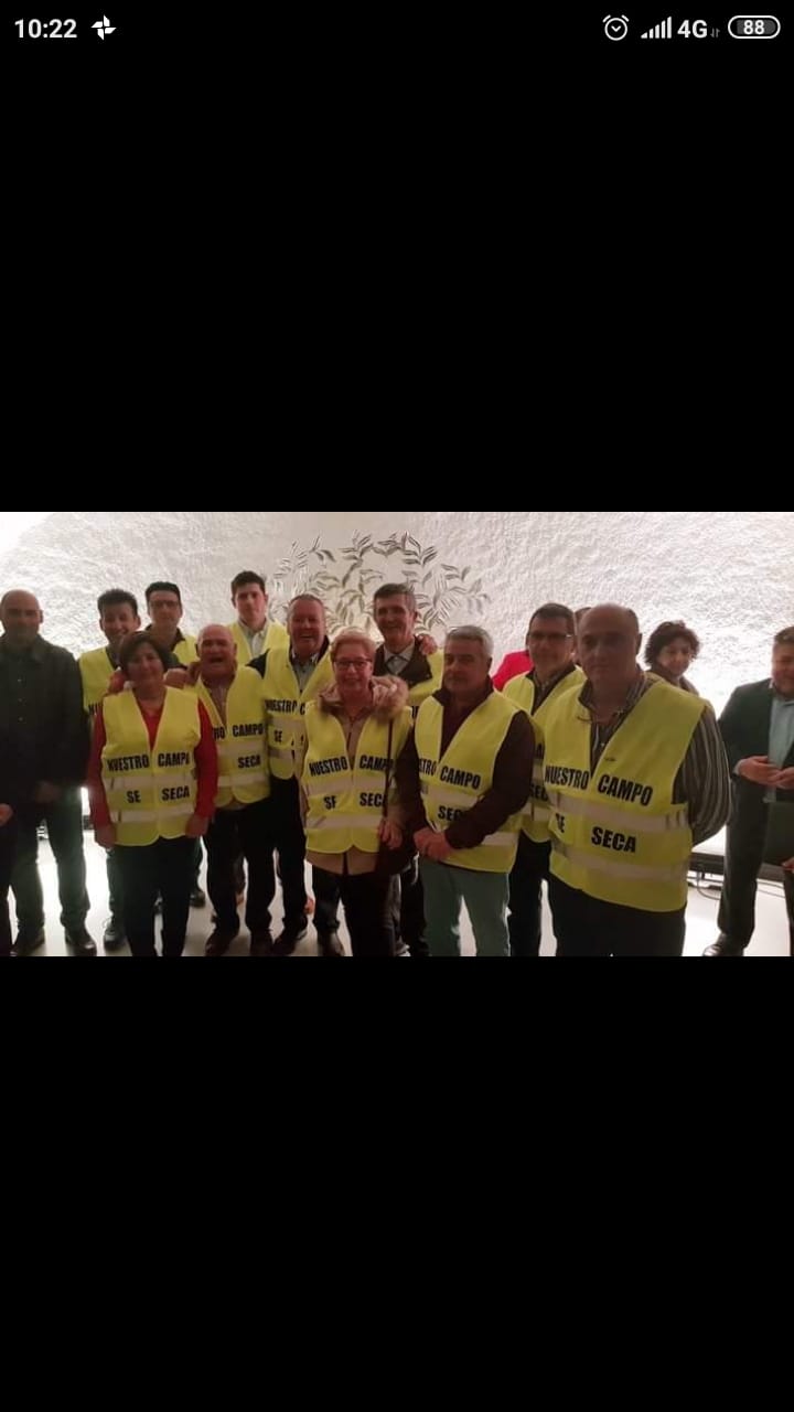 Los regantes de Almuñécar han convertido esta prenda, que encarna la protesta por los 15 años perdidos con Rules, en protagonista de la campaña. Todos los políticos, ministra incluida, se han retratado y comprometido con ellos