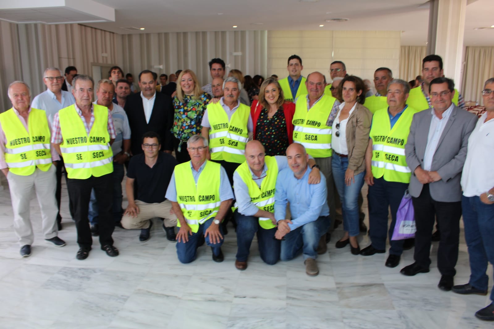 Los regantes de Almuñécar han convertido esta prenda, que encarna la protesta por los 15 años perdidos con Rules, en protagonista de la campaña. Todos los políticos, ministra incluida, se han retratado y comprometido con ellos