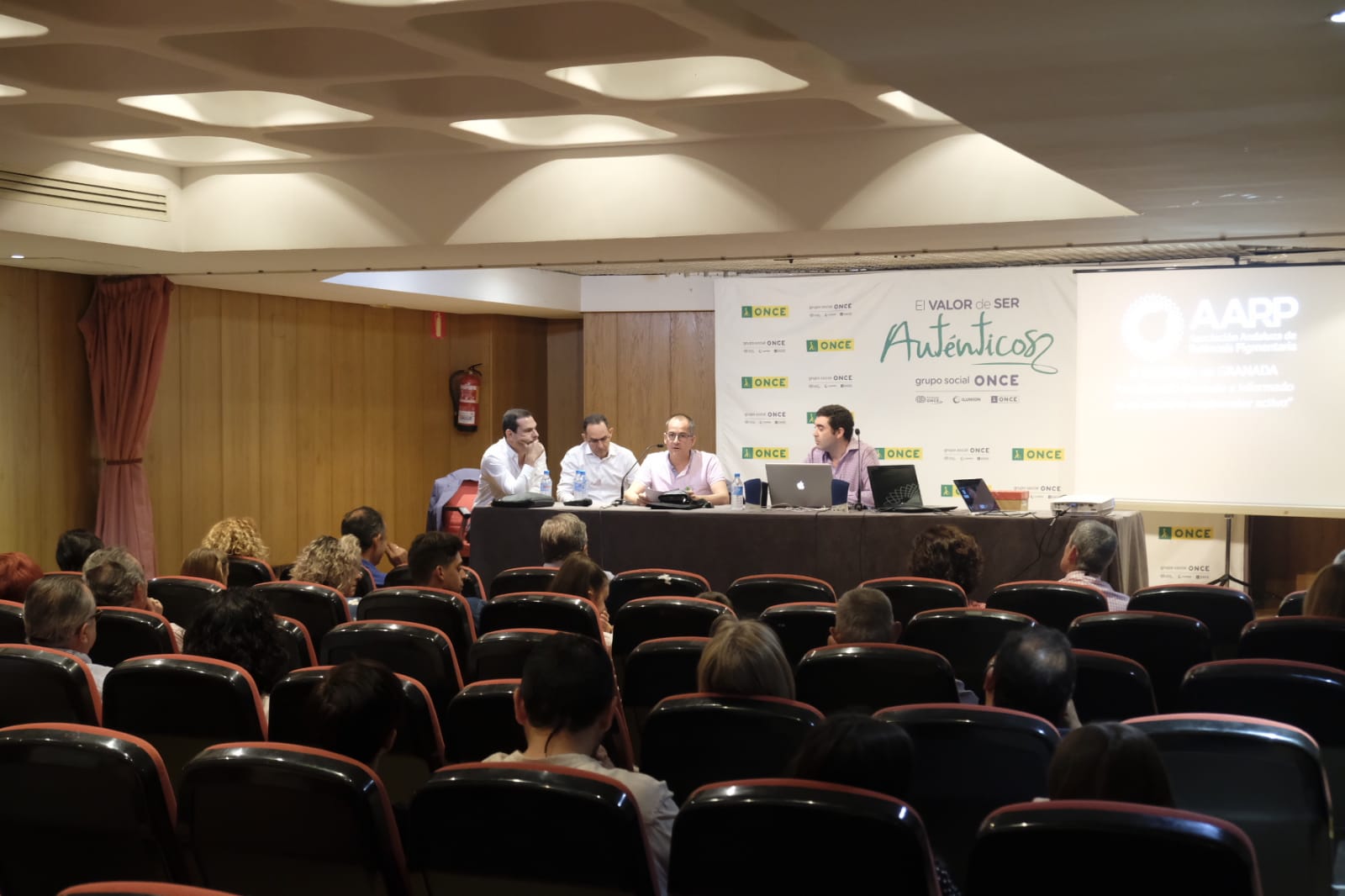 Considerada una enfermedad rara (afecta a una de cada tres mil setecientas personas), es la tercera causa de ceguera en los países desarrollados