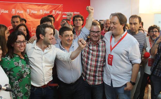 Julio Millán levanta el puño junto a Francisco Reyes para celebrar la victoria socialista en la capital.