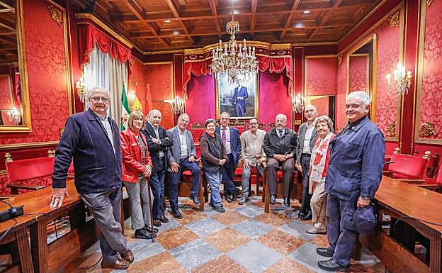 Los once concejales de 1979 se retrataron en el Salón de Comisiones bajo el cuadro del Rey Felipe. 