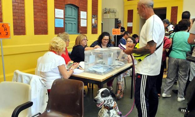 Votaciones en la Estación de Madrid de Linares. 