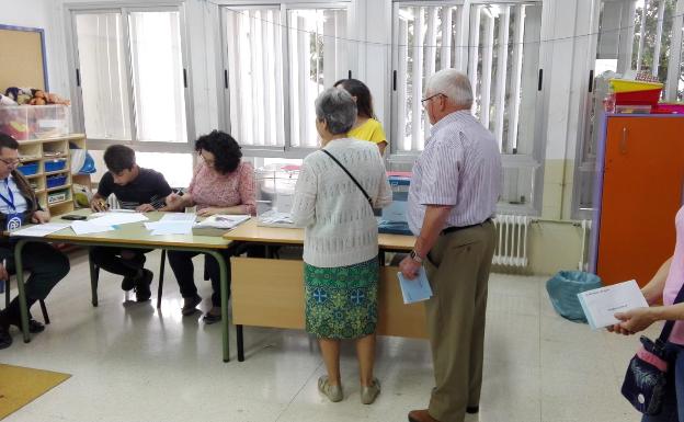 Una pareja vota en la mesa U del colegio de Almócita donde se produjo el incidente en las elecciones de 2015.