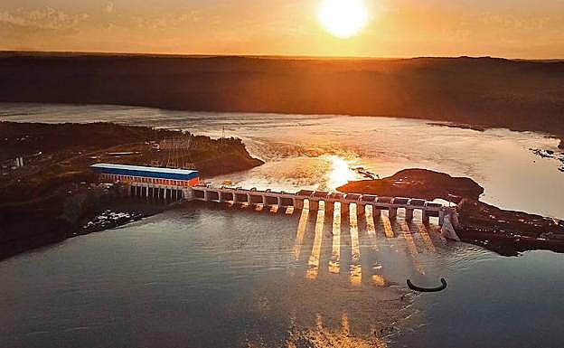 Vista aérea de la central hidroeléctrica Baixo Iguazú (Brasil), en el río que lleva el mismo nombre en el Estado de Paraná.