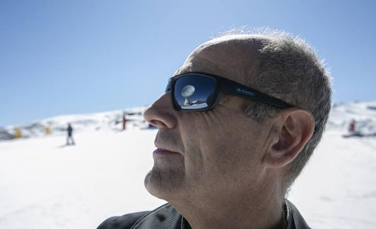 Juan Peñalver observa el radiotelescopio