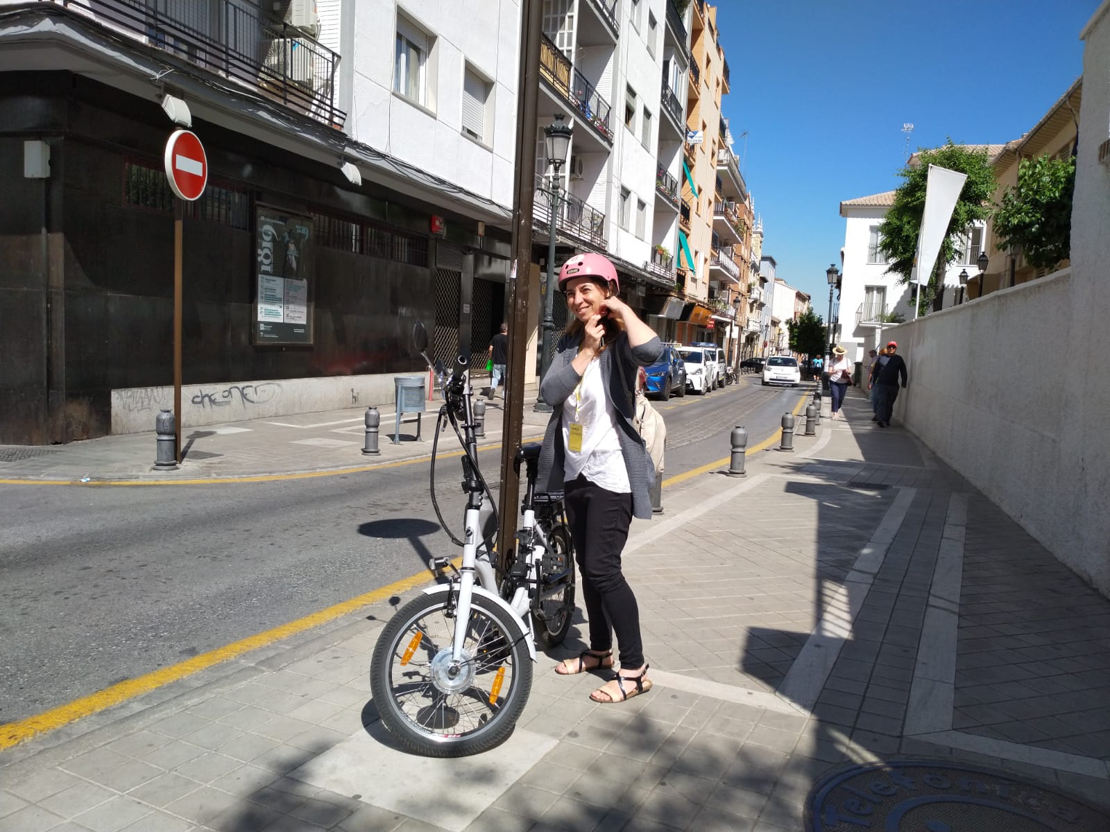 Marta Gutiérrez llega en bici al colegio electoral para votar.