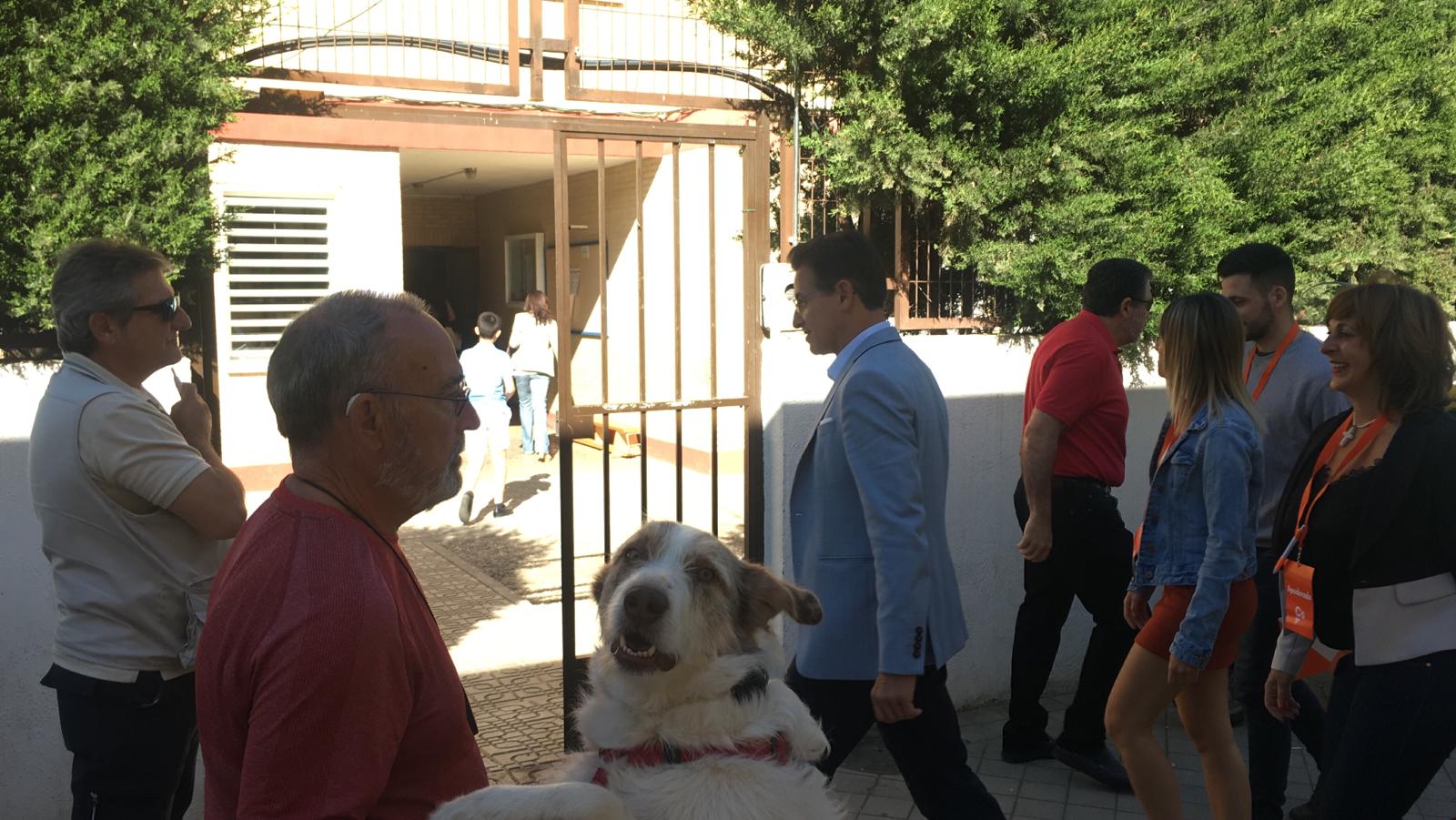 Luis Salvador llega al colegio Alcazaba para depositar su voto