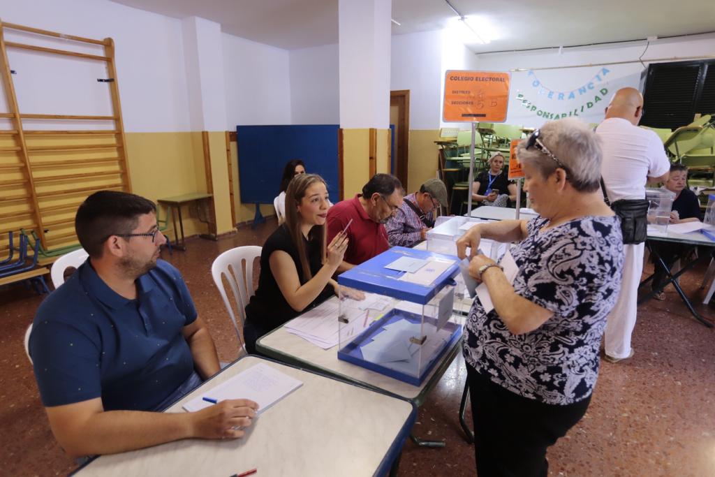 Los colegios de la costa granadina empiezan a acoger a sus primeros votantes.