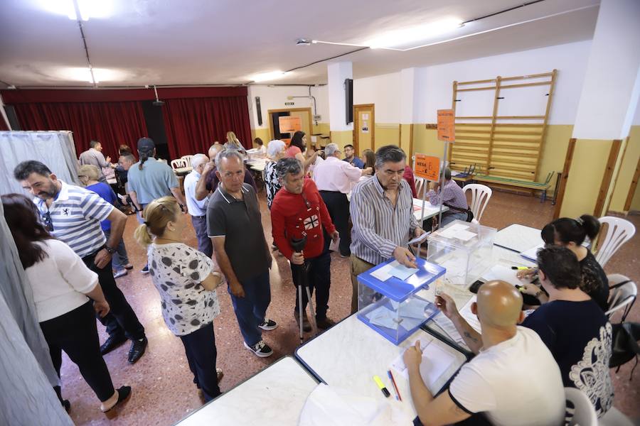 Abren los colegios electorales de la costa granadina