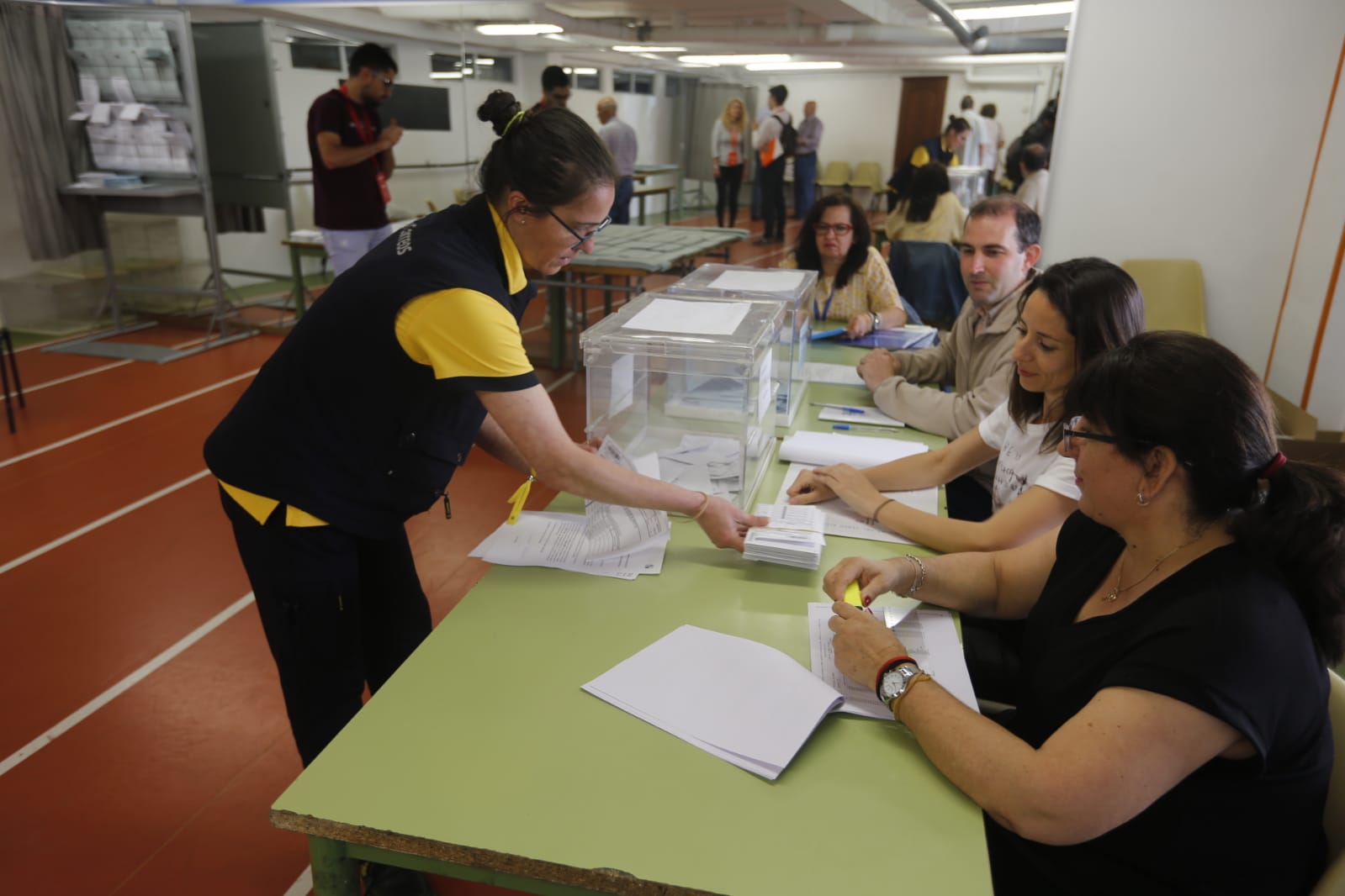 Empiezan a llegar los ciudadanos a votar al colegio Padre Manjón de Granada capital