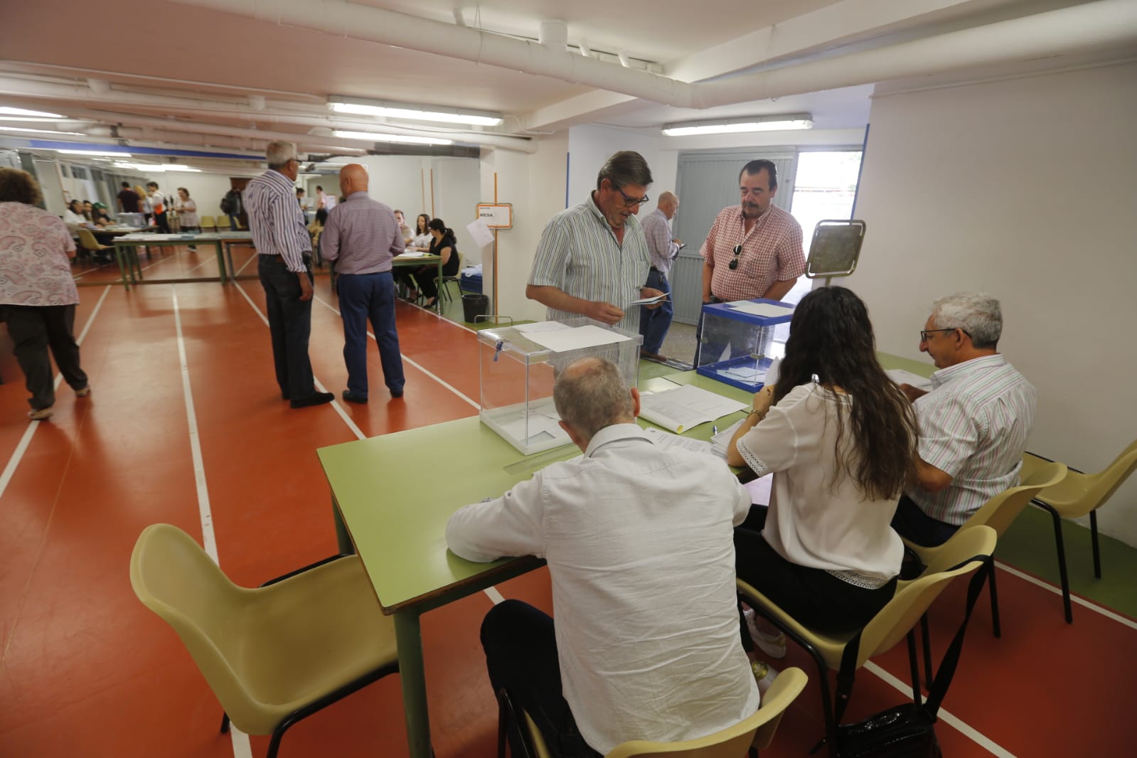 Empiezan a llegar los ciudadanos a votar al colegio Padre Manjón de Granada capital