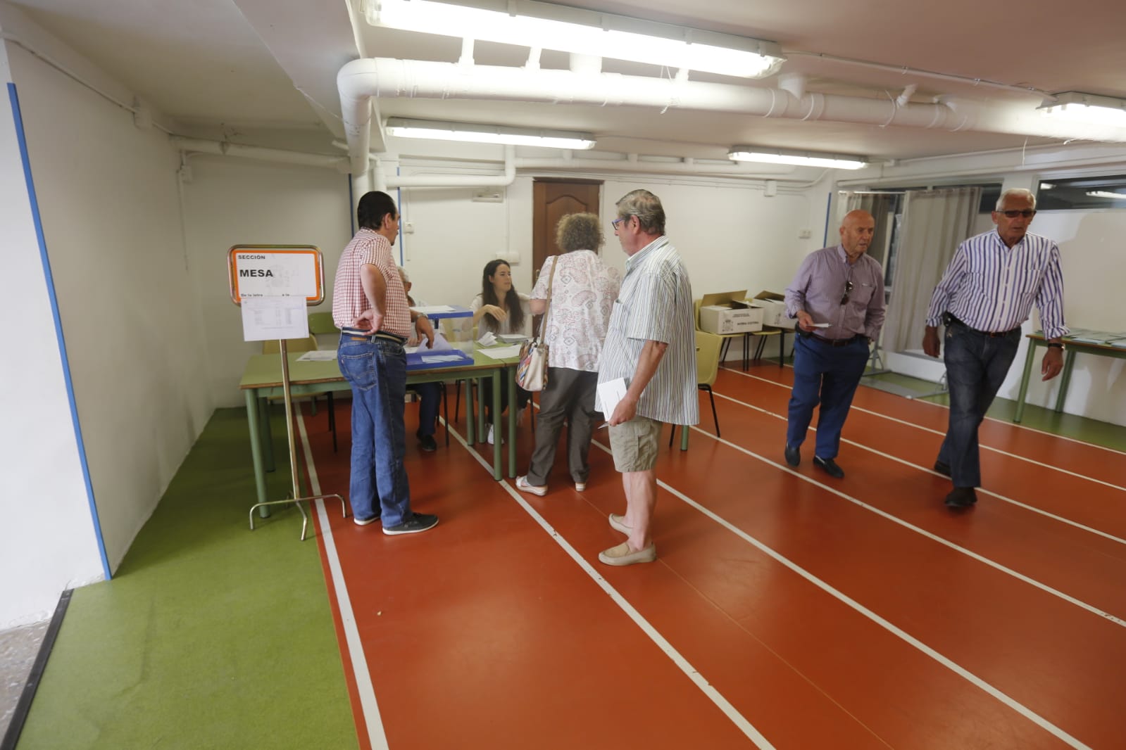 Empiezan a llegar los ciudadanos a votar al colegio Padre Manjón de Granada capital