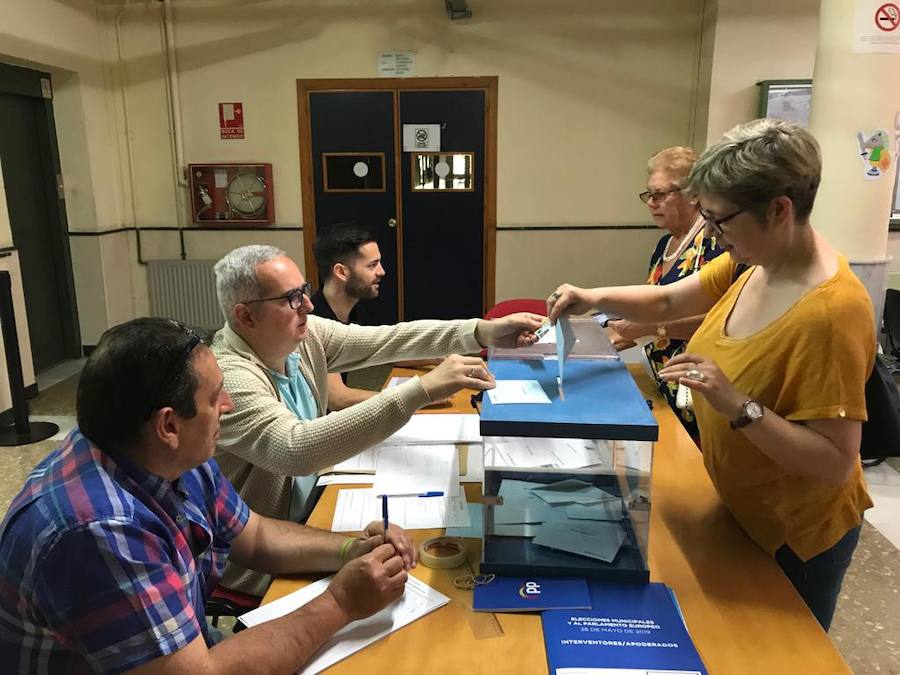 Abren los colegios electorales de Granada capital.