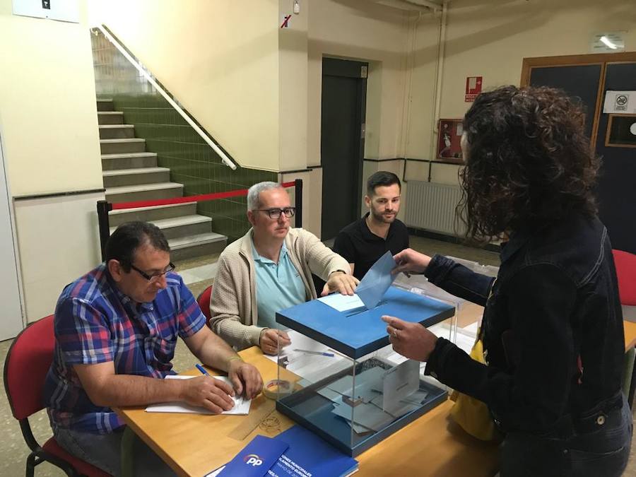 Abren los colegios electorales de Granada capital.