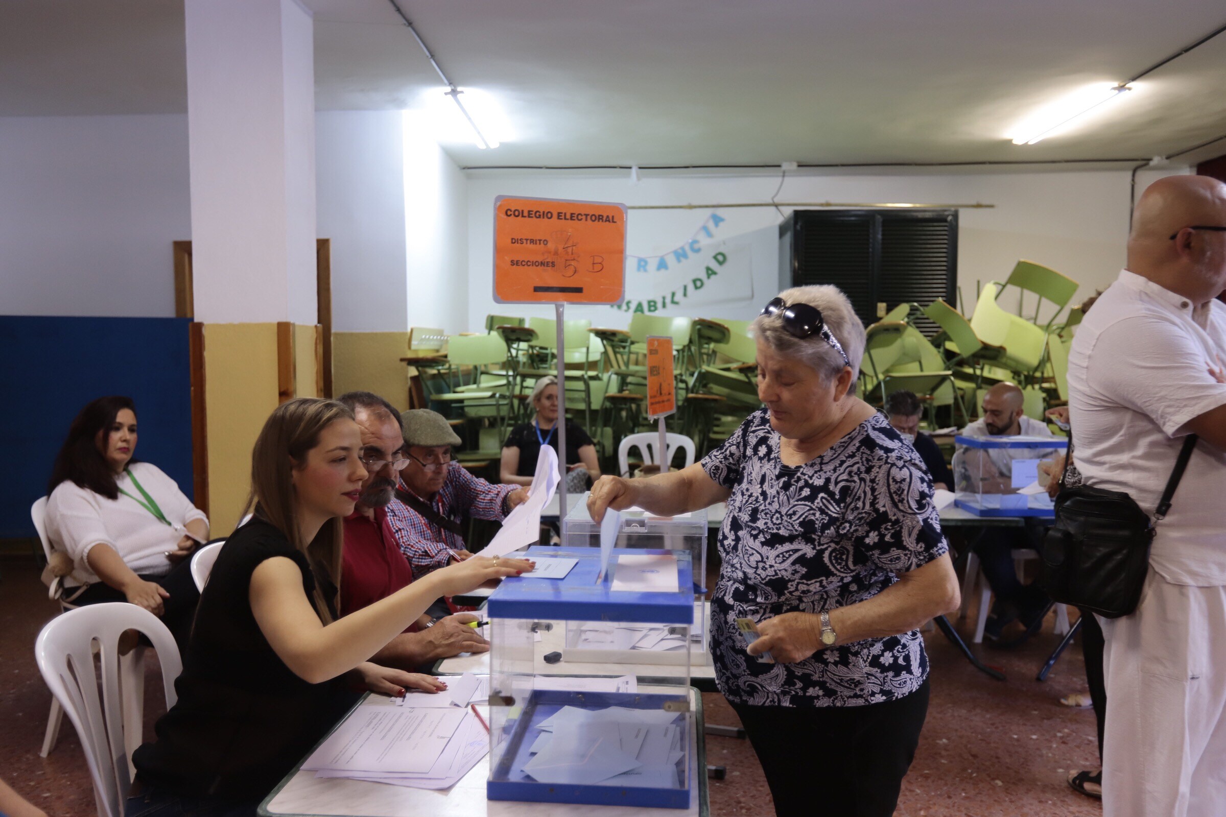 Los motrileños empiezan a acercarse a los colegios electorales del municipio para depositar su voto