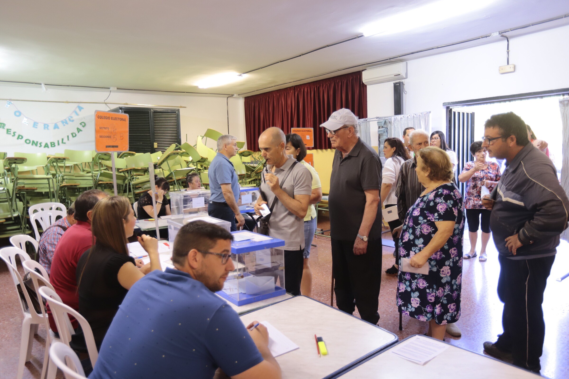 Los motrileños empiezan a acercarse a los colegios electorales del municipio para depositar su voto