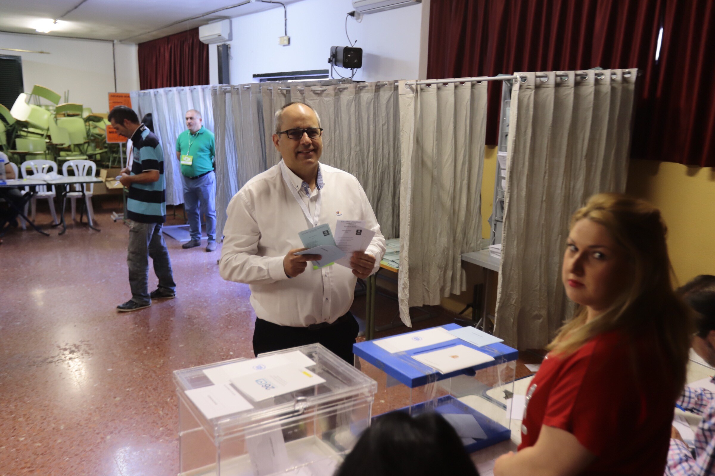 Los motrileños empiezan a acercarse a los colegios electorales del municipio para depositar su voto