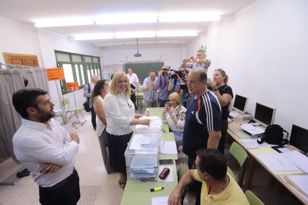 La alcaldesa de Motril, Flor Almón (PSOE), vota en el municipio