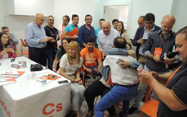 Abrazos y sonrisas ante los cuatro escaños conseguidos por Ciudadanos Jaén en el Ayuntamiento.