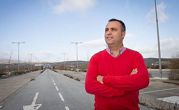 Francisco Rodríguez, alcalde de Alhendín, posa en el Polígono Industrial Marchalhendín