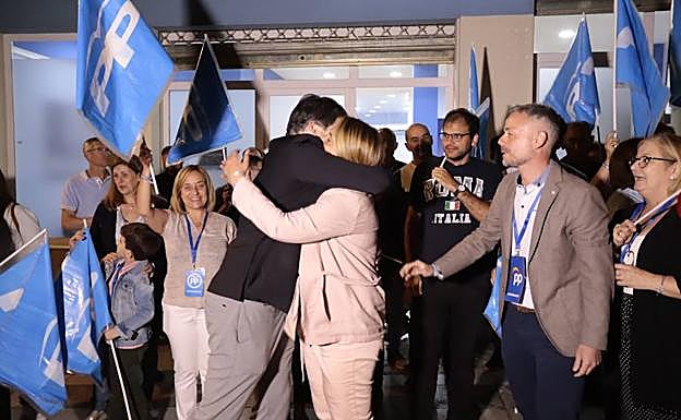 La candidata del PP, Luisa García Chamorro, recibe el abrazo del presidente del PP local, Carlos Rojas. 