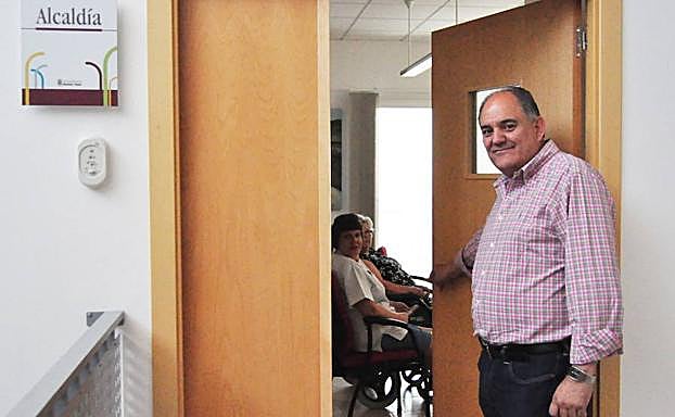 Fernando Delgado, alcalde de la localidad granadina de Huétor Tájar desde hace dos décadas, a la entrada de su despacho donde le esperan sus vecinos a los que atiende personalmente.