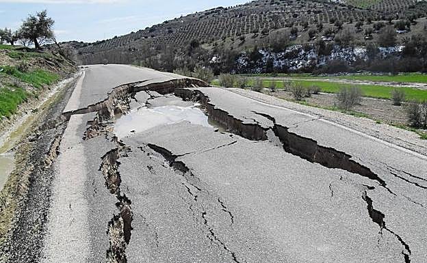 Un camino rural roto en Montejícar, el municipio con menos renta disponible de la provincia, en una imagen de archivo.