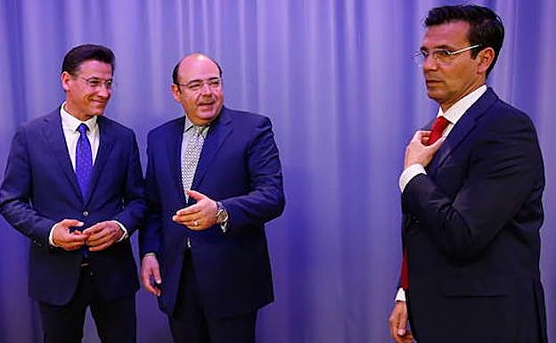Luis Salvador, Sebastián Pérez y Paco Cuenca minutos antes del segundo debate de campaña. 