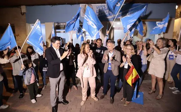 Carlos Rojas, Luisa García Chamorro y Nicolás Navarro celebran la victoria del PP en Motril. 