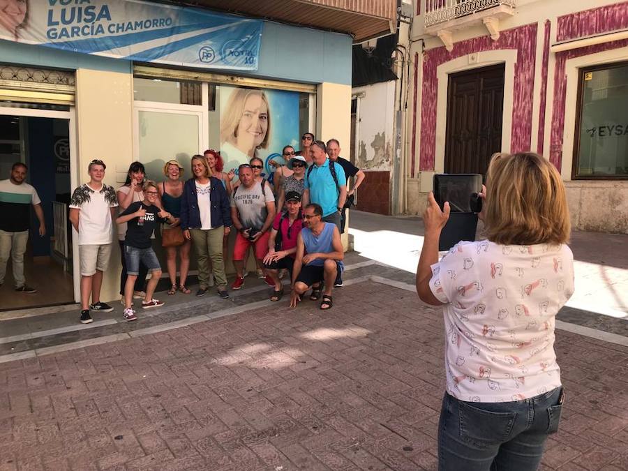 Un grupo de turistas franceses sacaron en la tarde de ayer a García Chamorro de su sede, donde tenía reunión el equipo de campaña y pidieron hacerse una foto con la señora de los carteles. Hasta corearon su nombre «¡Luisa, Luisa!»