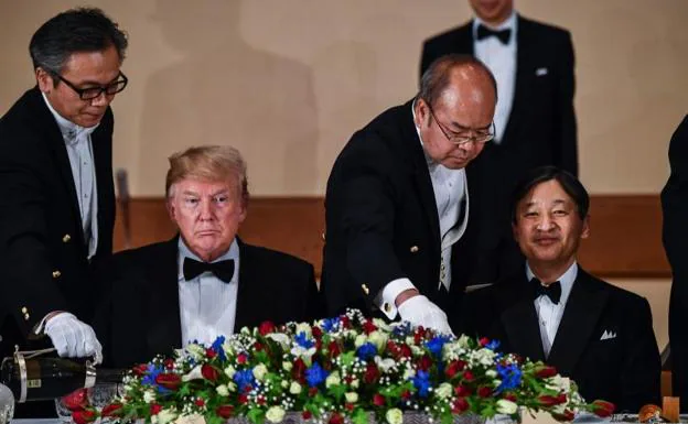 Trump y el emperador Naruhito, durante la cena de Estado. 