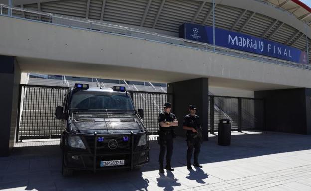 La policía nacional en las inmediaciones del estadio Wanda Metropolitano.