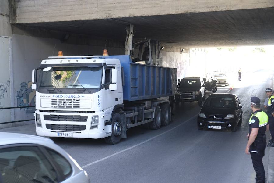 La Policía Local trabaja sobre el terreno regulando el tráfico y tratando de sacar el vehículo, atascado por la excesiva altura de la grúa que transporta