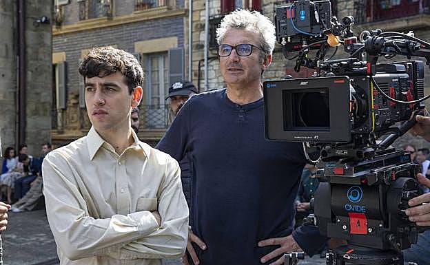 Àlex Monner, que encarna al etarra Txabi Etxebarrieta, y el director Mariano Barroso, en un momento del rodaje de 'La línea invisible'.