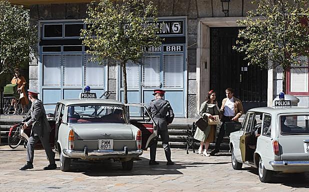 La Policía llega al domicilio de Txabi Etxebarrieta en la plaza de Unamuno en el rodaje de 'La línea invisible'.