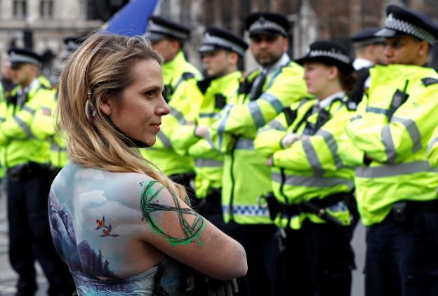 Una activista de Extinction Rebellion participa en una manifestación contra el cambio climático ante el Parlamento de Westminster, en Londres, el mes pasado.