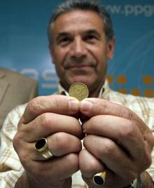 Imagen secundaria 2 - Mariano González en 2011, muestra la moneda que le dio la Alcaldía de Lújar.La alcaldesa de Güevéjar, Mari Carmen Araque; y el entones alcalde de Carataunas.