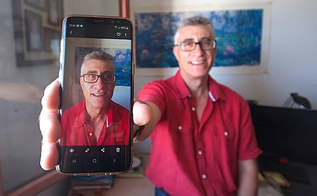 El móvil del catedrático Pedro García Teodoro vigila a su dueño, en su despacho de la Escuela Técnica Superior de Ingenierías Informática y de Telecomunicación 