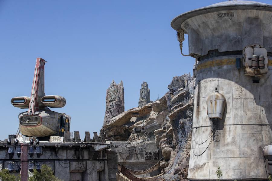 El parque temático parisino Disneyland ha estrenado estas espectaculares instalaciones dedicadas a la Guerra de las Galaxias