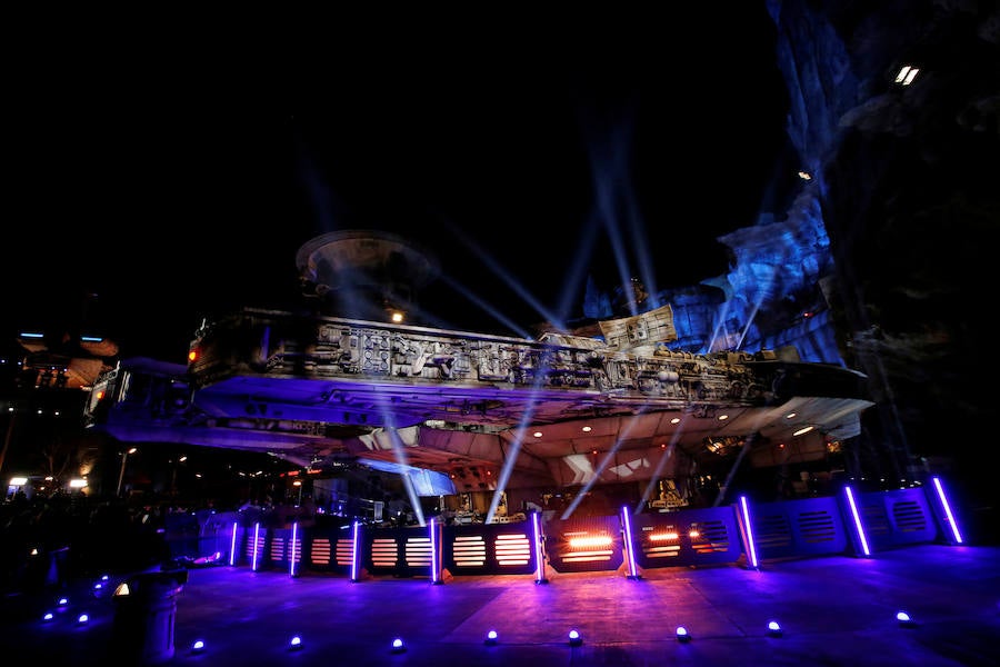 El parque temático parisino Disneyland ha estrenado estas espectaculares instalaciones dedicadas a la Guerra de las Galaxias